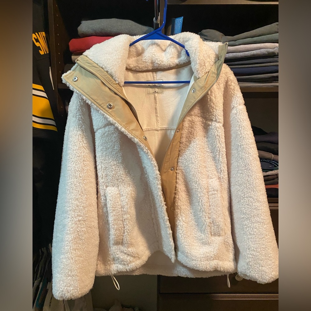 Abercrombie & Fitch white/cream fluff jacket size medium